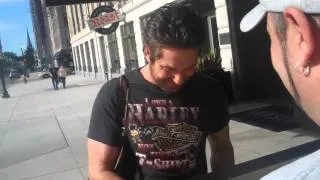 Gerard Butler Signing Autographs at his hotel in Detroit on 7/5/10