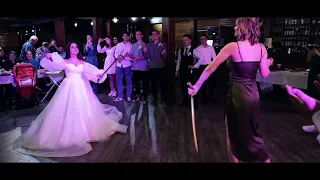 Необычный сюрприз от невесты на свадьбе Невеста с шашкой
