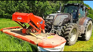 VALTRA T 202 Tubomäßig mit Kuhn & Claas Disco 3050 Plus Mähwerke beim Gras mähen 2024