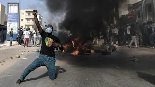 Premiers heurts au Sénégal après un report à hauts risques de la présidentielle • FRANCE 24