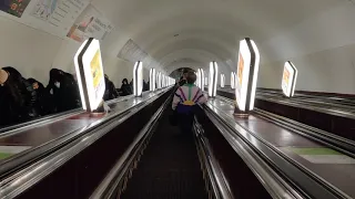 Спуск по эскалатору в киевское метро.