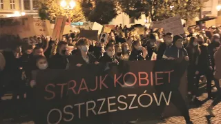 „Moje ciało, mój wybór”. Prawdziwe tłumy na proteście kobiet w Ostrzeszowie