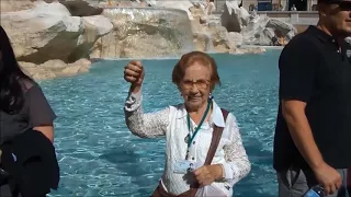 Carmen e Luís Eugênio visitam a bela Fontana di Trevi em Roma.