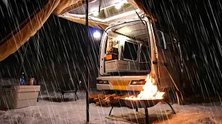 【SNOW CAR CAMPING】Rainy solo car camp in a small van. Spend the winter night in a small car.