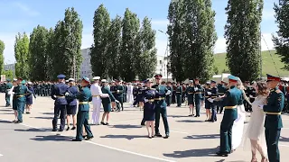 Выпускники Вольского филиала Военной академии станцевали лейтенантский вальс