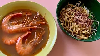 Excellent prawn noodles (hae mee) using FRESH LIVE PRAWNS! (Singapore street food)