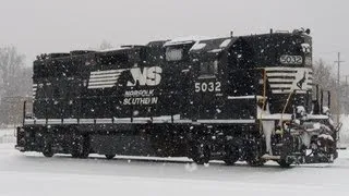 Southern Style: High Hood GP38-2s in the Snow | Jackson, MI (2013)