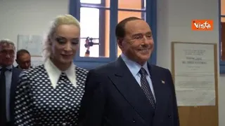 Berlusconi vota con la compagna Marta Fascina al seggio di via Fratelli Ruffini a Milano