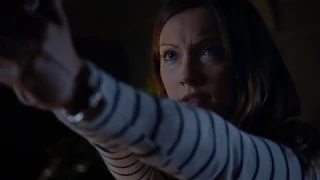Arrow 1x04 - The Hood Tells Laurel That Peter Declan is Innocent