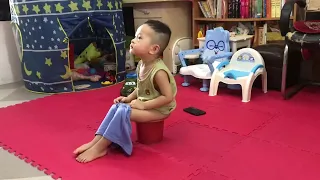 Cu Bi ngồi bô khi wc