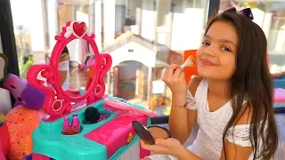 Masal Kendine Makyaj Yapıyor!  Masal Pretend Play Dress Up & Kids Make Up Toys