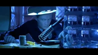 Terminator 2 - "El T-1000 revisa la habitación de John"