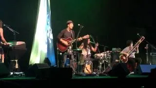 Jason Mraz with Raining Jane- 93 Million Miles (Live in Fresno 3-26-2014)
