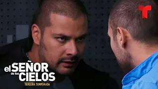 Casillas pelea con El Tijeras en la cárcel | Temporada 3 | El Señor de los Cielos