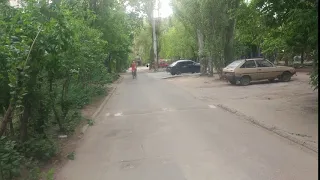 Полуголый мужчина катается на велосипеде в Мелитополе