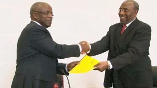 Amama Mbabazi awaddeyo ofiisi eri  Dr Ruhakana Rugunda.