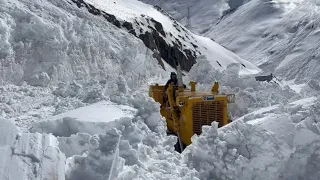 zojila road clearance after new snowfall on 21 April 2023#zojilaupdate #views