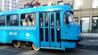 Трамвай Татра Т3 едет по Новокузнецкой улице.