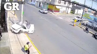 Choca taxista con poste y muere