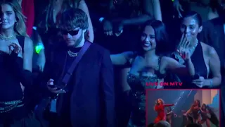 Becky G reacts to Anitta's performance at the VMAS 2022