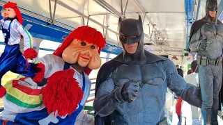 FOFÃO E O BATMAN NO TRENZINHO DA ALEGRIA, PERSONAGENS DANÇANDO