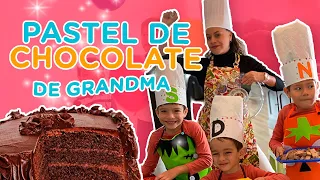 APRENDIENDO A HACER EL PASTEL DE CHOCOLATE DE GRANDMA CON LOS 3 LITTLE HAMMERS