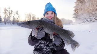 УЕХАЛА В ГЛУШЬ НА РЫБАЛКУ. Щука на жерлицы. Промысловая рыбалка на реке.