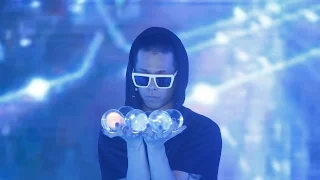 Crystal ball performance (Contact Juggling Amazing Performer)