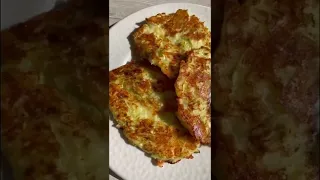 Вкуснейшие кабачковые оладьи с сыром. Дети уплетают их с удовольствием!