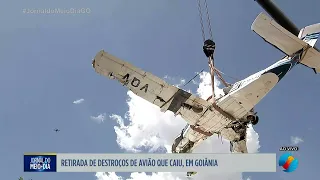 JMD - Guindaste retira avião que caiu em Goiânia