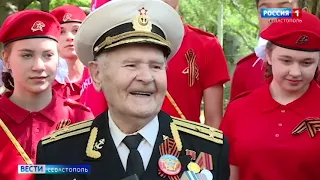 В канун Дня Победы в Севастополе прошли парады для ветеранов Крым