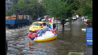 Потужна злива з грозою затопила вулиці Києва