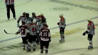 2012.02.24 Hokeja kautiņš Jānis Sprukts - Chris Simon (Rīgas Dinamo - Novokuzņeckas Metalurgs)