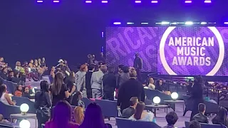 BTS meets SHAWN STOCKMAN (Boyz II Men) and his daughter at the AMAs! (FAN CAM)