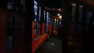 Dos metrobuses chocaron entre Avenida Hidalgo y Paseo de la Reforma, dejando al menos 20 heridos.