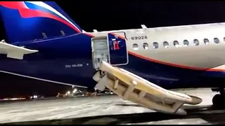Sukhoi Superjet провалил проверку на выпуск аварийных надувных трапов