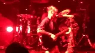 Machine Gun Kelly performs acoustic intro to "Mind of a Stoner" and blazes with the boulder crowd