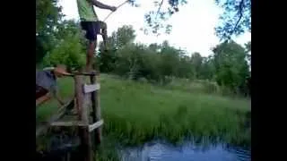 парень прыгает за тарзанкой