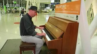 Public Piano Boogie Woogie in Wuppertal Central Station