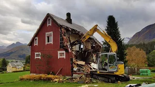 Riving av gamlehuset, del 1/3 (VID 20200930 162655)