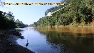 SERUNYA MANCING IKAN TAWES DI SUNGAI INI