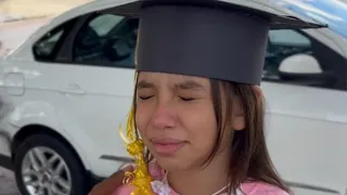 A menina estava esperando o pai no dia da formatura, mas ele preferiu ir com a outra família    😱