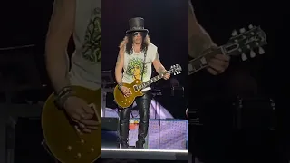 Slash makes a mistake but recovers like a champ! Guns n roses live in Wellington