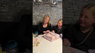 Emma‘s Reaktion auf Ihr Geburtstagsgeschenk 🎁 #shortvideo #freude