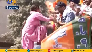 BJP Candidate Sunny Deol | Kissed by Woman During Roadshow in Batala | Video Goes Viral