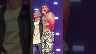 Tom Grennan inviting a fan to sing on stage with him - Newcastle Arena 14th March 2023