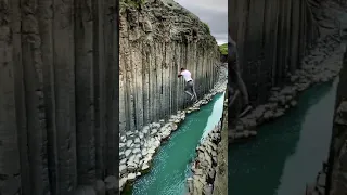 Le Wizzy gang saute dans un canyon glacé en Islande