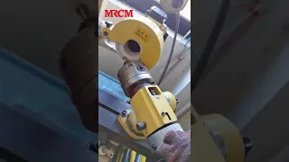 Universal tool grinding machine for grinding the chamfer drill