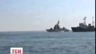 КРЫМ: Моряки пытаются пробить завалы на Донузлаве.