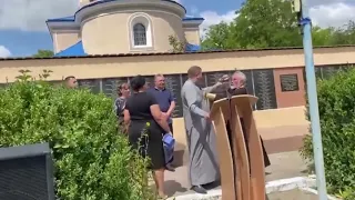 Два священника подрались на похоронах бойца ВСУ на Украине